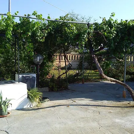 בית נופש Kleine Mit Geschlossenem Garten In *